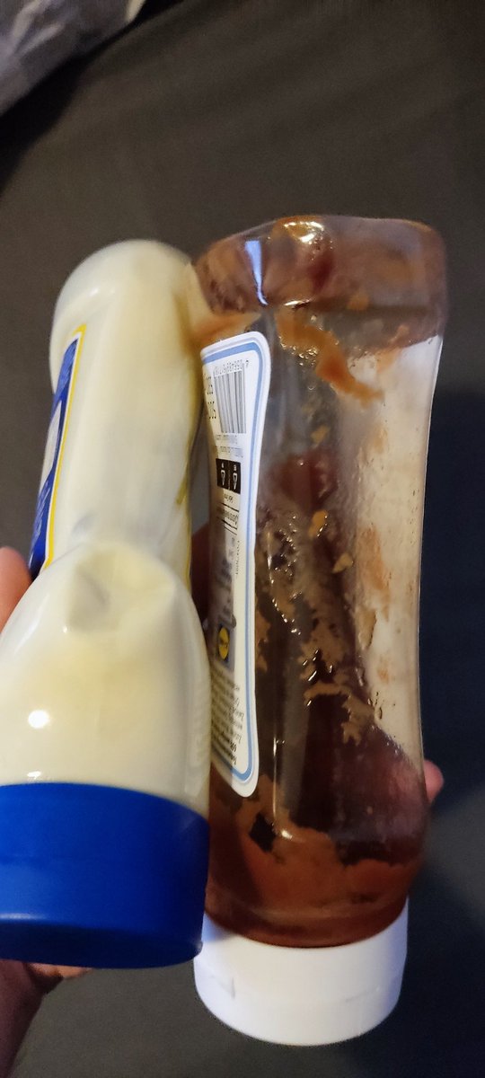 AwesomeArndt's tweet image. Was ich mich oft frage: ist das wirklich die beste Flaschenform für #Mayo, #Ketchup, #Remu und Co? Weil gefühlt bleibt da oftmals, plus dollem Schleudern oder Schütteln einiges an Rest. Da is doch die #Senftonne bissel besser leer zu löffeln, oder? #CondimentKing
