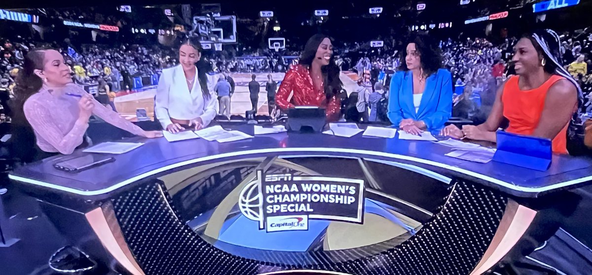 ESPN’s women’s hoops studio is as good as any in sports. NFL, CFB, men’s hoops, any of ‘em. @elleduncanESPN @Andraya_Carter @chiney @CAROLYNPECK @aa_boston: smooth as silk, unfiltered, hi energy, A+ chemistry, graphics/x & o breakdowns general fans can understand. Don’t @ me