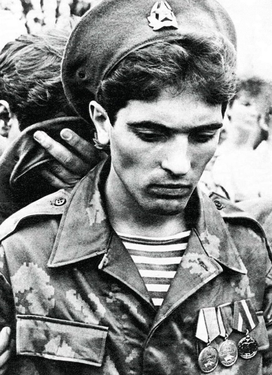 На фото участник афганской войны, кавалер двух медалей "За Отвагу" Сергей Васильев, 173 отряд спецназа. 1990 год.