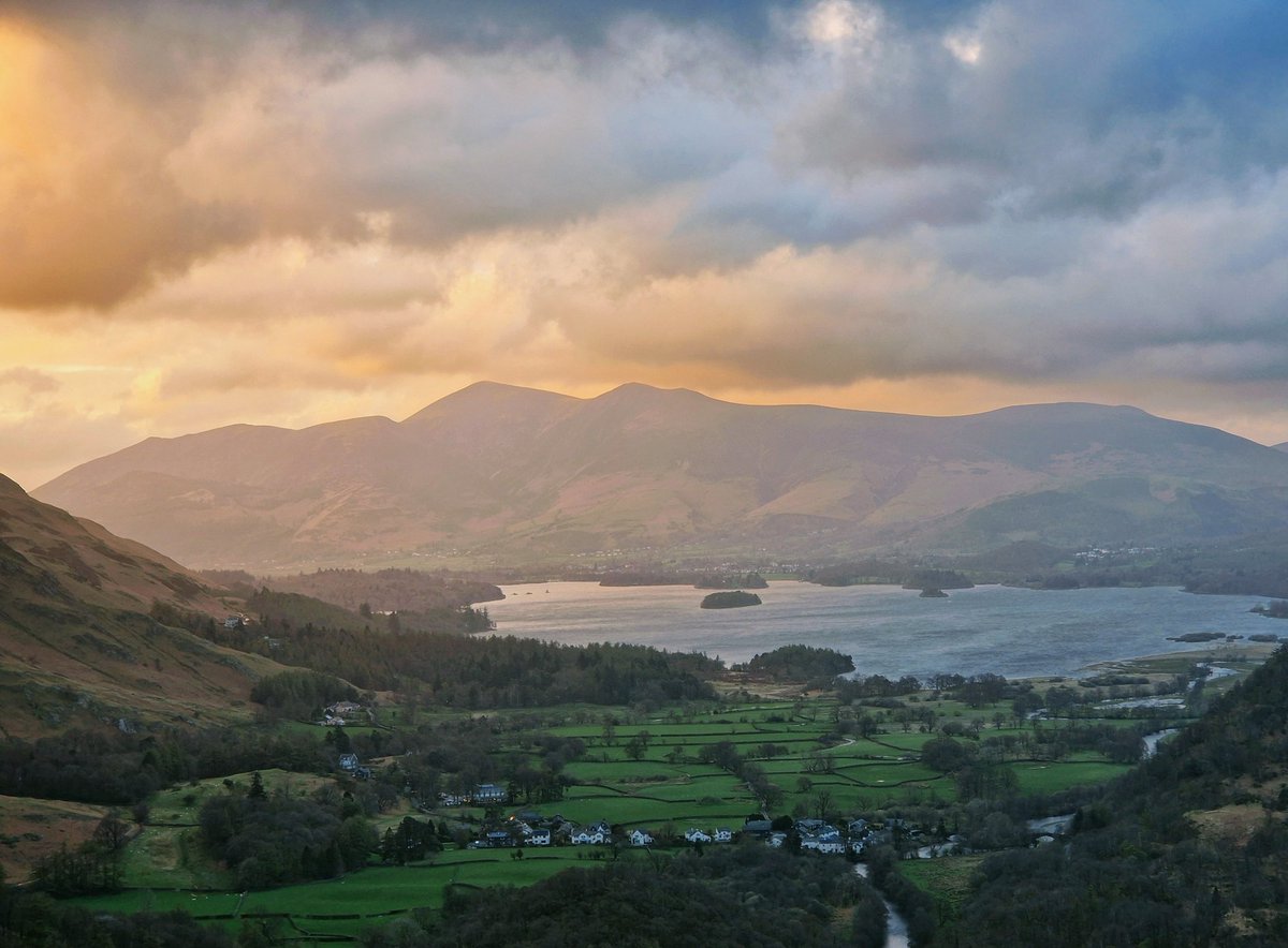 Looking over Derwentwater this evening, some stunning light!

#LakeDistrict #ukweather