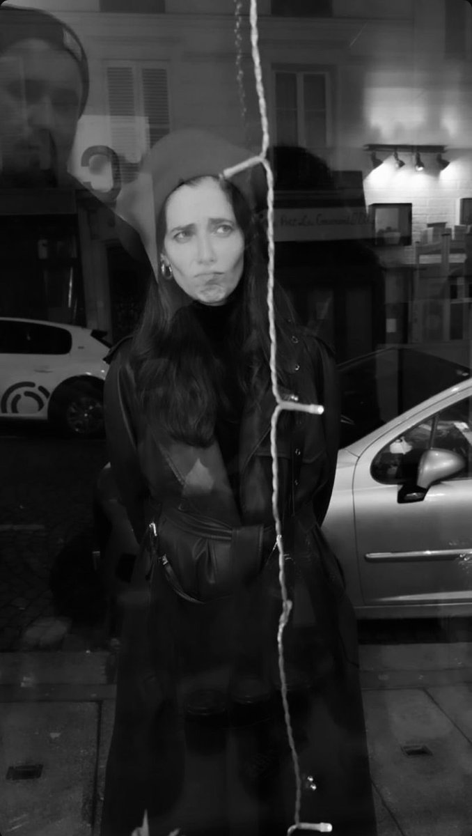 Мастер иногда делает мне смешные фотокарточки с очень серьезным лицом. Вот одна из.