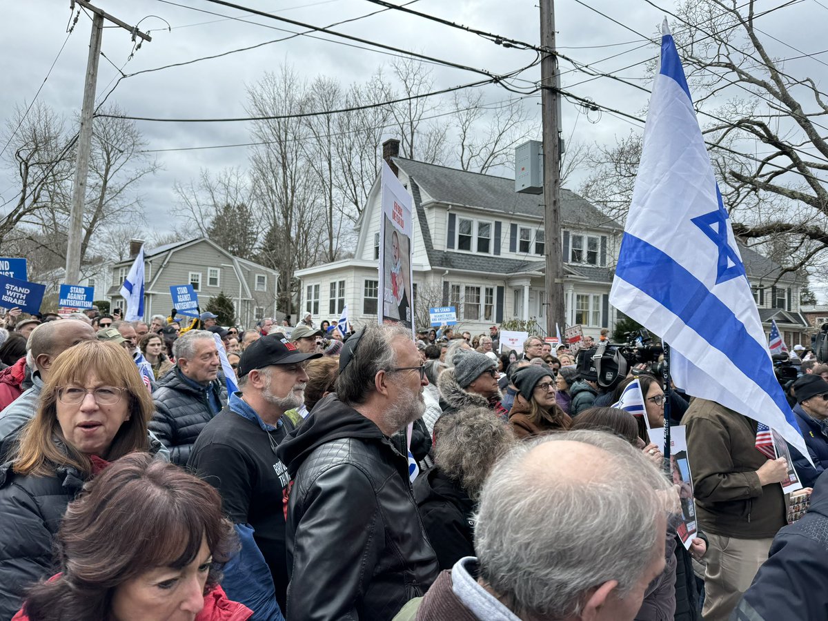 Powerful gathering in Newton, MA this afternoon as thousands joined the Kosowsky family to rededicate their vandalized wall of hostage stories, 6 months after these innocents were kidnapped #BringThemHomeNow