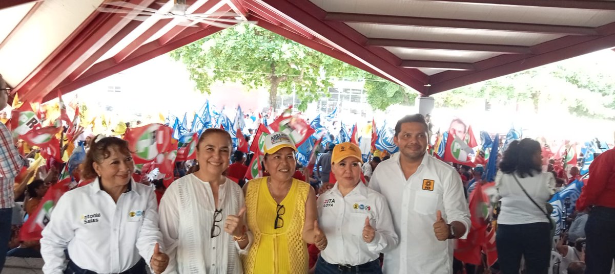 Hoy en Poza Rica, con el liderazgo de @Pepe_Yunes, nos reunimos con militantes y ciudadanía. Es un gusto palpar el entusiasmo de quienes nos acompañan en la coalición Fuerza y Corazón por Veracruz. #GobernadorDeVerdad #SaraSenadora