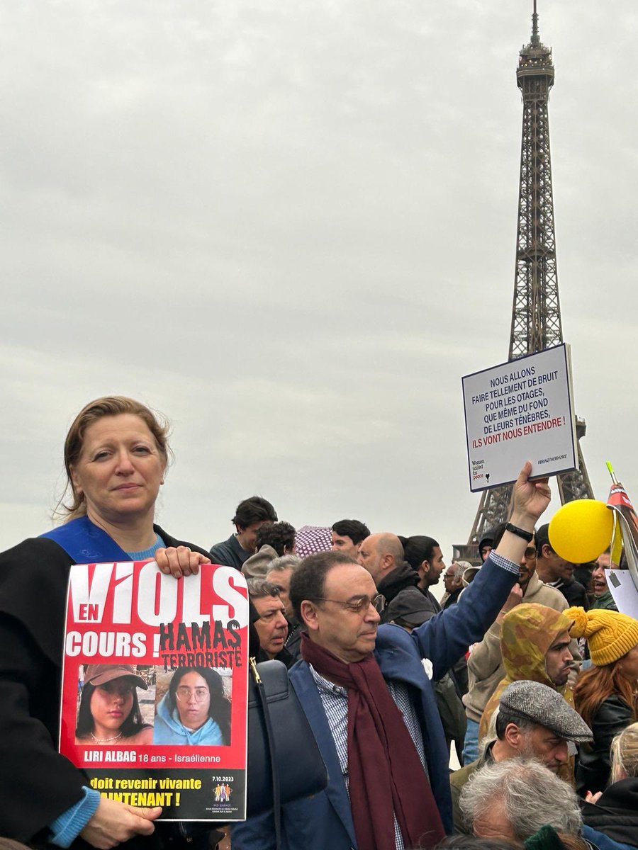 Au Trocadéro pour protester contre la détention de 134 nourrissons, enfants, femmes, personnes âgées, pères de famille détenus depuis 6 mois par le #Hamas à Gaza - dont trois Français. C’est sans précédent et ça suffit ! Ramenez-les à la maison, maintenant ! #BringThemHomeNow