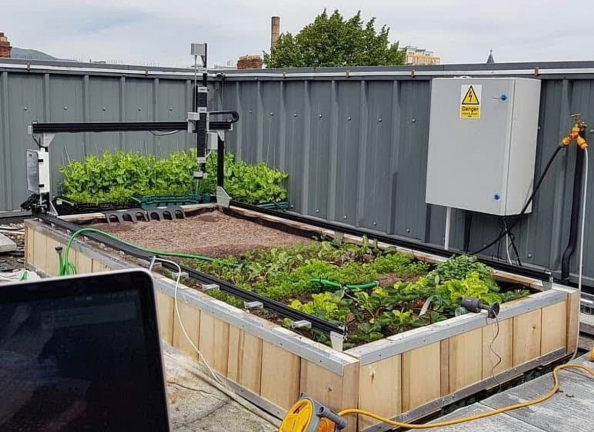 #FarmBot is the perfect piece of equipment for rooftop farming in urban environments. Let's make use of all 'dead space' in our cities to grow food! 🍅 🥕 🥗 😋 Learn more at farm.bot