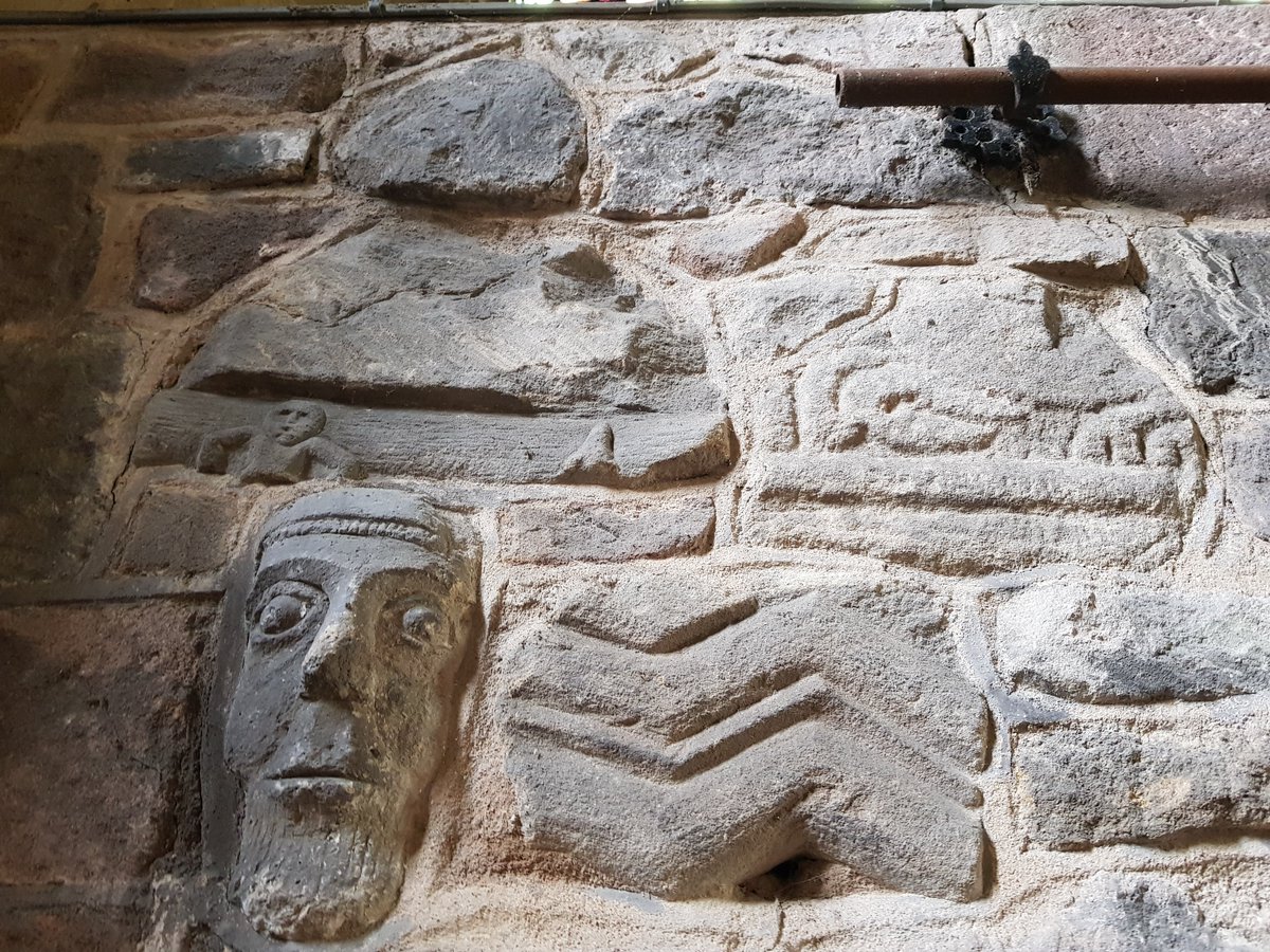 One of many remarkable features of #StMarysWirksworth is the array of Anglo Saxon Spolia. This is Mouse's favourite. The face bottom left and the tiny man above further left.
#SundayStonework #StoneworkSunday #SpoliaSunday