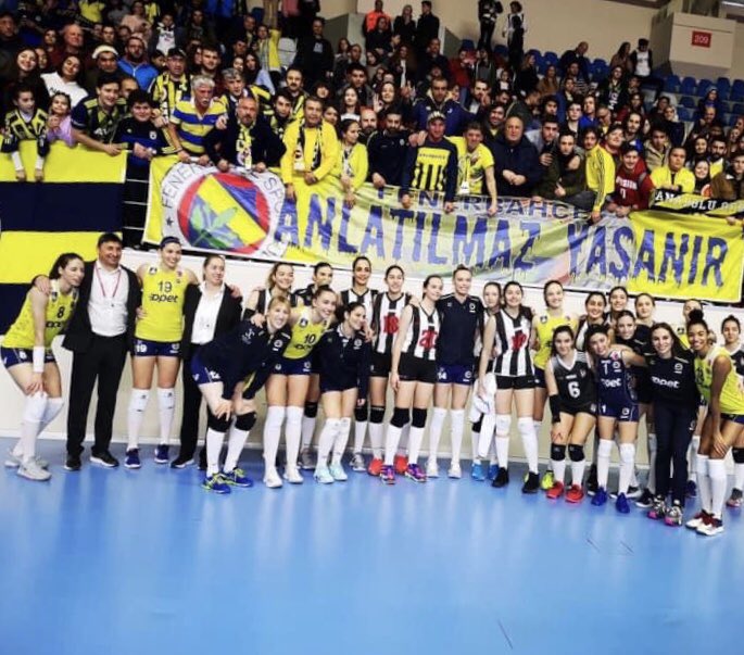 BaronX (@doncorleone1907) on Twitter photo Zamanında maddi imkansızlıklar sebebiyle sahaya yabancı oyuncularından yoksun çıkan Beşiktaş’a,Fenerbahçe Kadın Voleybol takımı yabancı oyuncularını oynatmamıştı..Maç sonu tüm Fenerbahçe tribünü Beşiktaşlı genç voleybolcuları çağırıp “Beşiktaş büyüktür büyük kalacak tezahüratı Zamanında maddi imkansızlıklar sebebiyle sahaya yabancı oyuncularından yoksun çıkan Beşiktaş’a,Fenerbahçe Kadın Voleybol takımı yabancı oyuncularını oynatmamıştı..Maç sonu tüm Fenerbahçe tribünü Beşiktaşlı genç voleybolcuları çağırıp “Beşiktaş büyüktür büyük kalacak tezahüratı