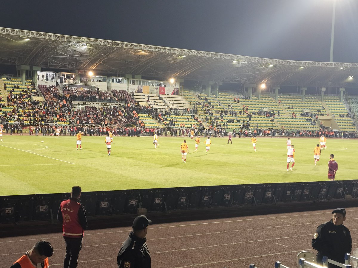 Galatasaray, Türk futbolunun en onurlu takımıdır.