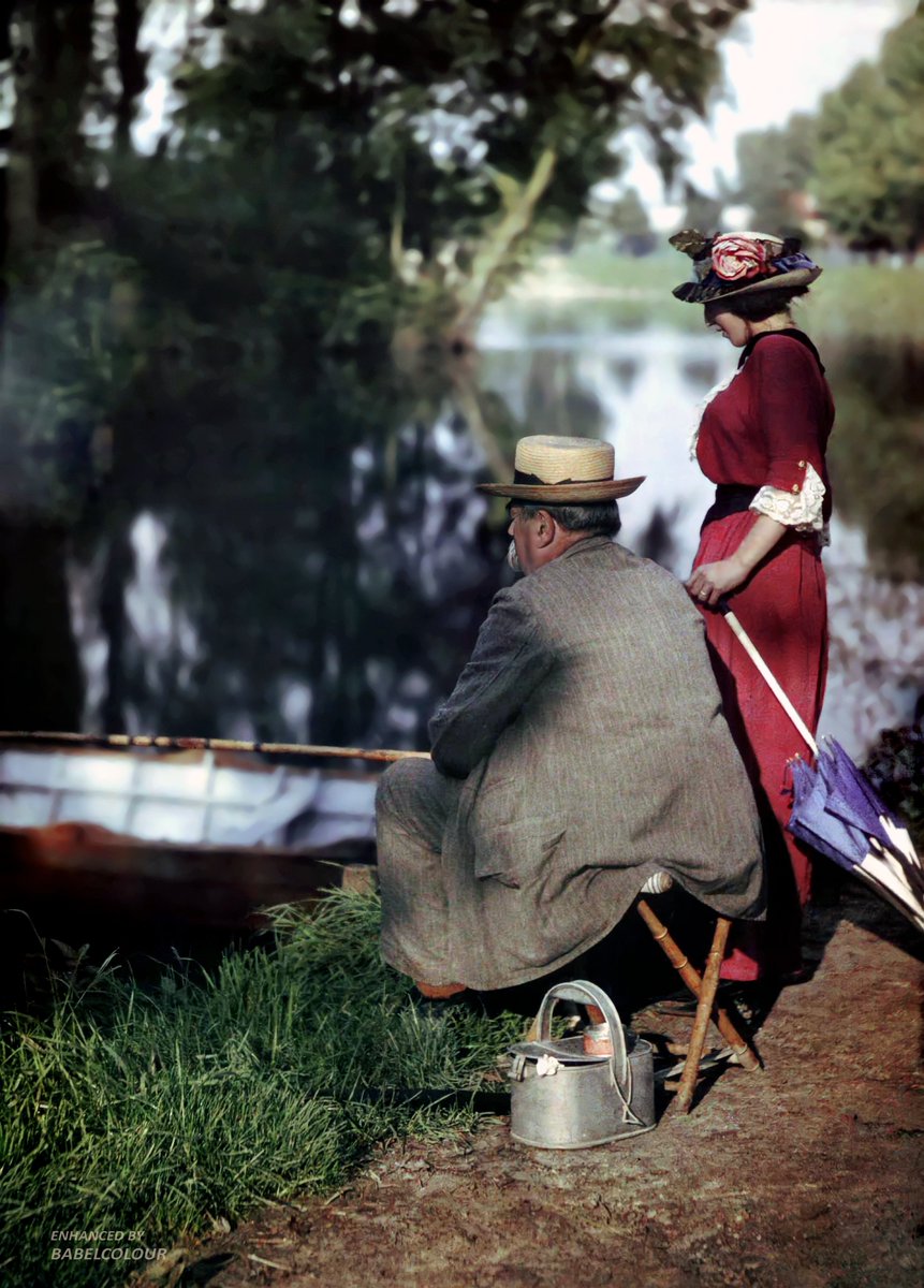 Fishing 118 years ago: This Edwardian couple are waiting for the fish to bite way back in 1906. I've enhanced this beautiful autochrome, photographed by the brothers Auguste & Louis Lumière. It is original colour (not colourised). 🐟