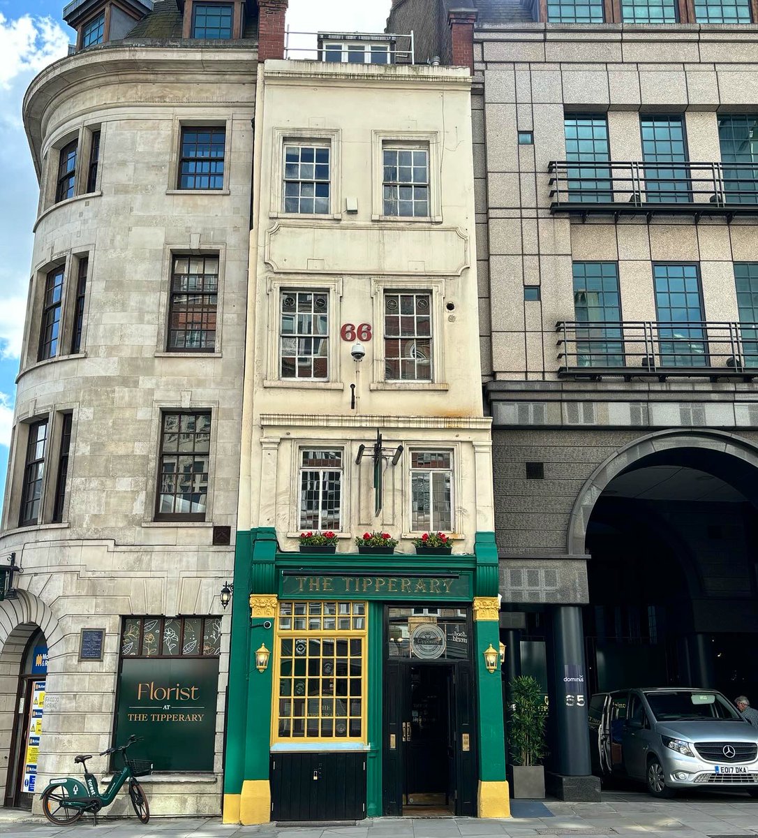 The Tipperary 
📍 66 Fleet St, London EC4Y 1HT
🚇 Blackfriars
🍺 £6.50 Guinness 

A Landmark London Pub Reopens. 

#londonpub #cityoflondon #temple #irishpub #tipperary #guinness