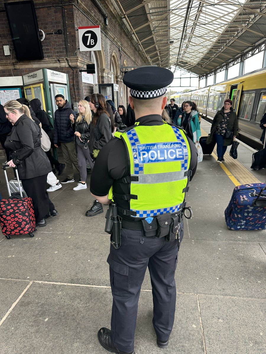 @BTPMersey officers have been continuing their hi-visibility patrol of Wirral today, targeting ASB across the @merseyrail network, supporting members of the public and our key partners. If you need us, txt: 61016, call 101, and always 999 in an emergency.