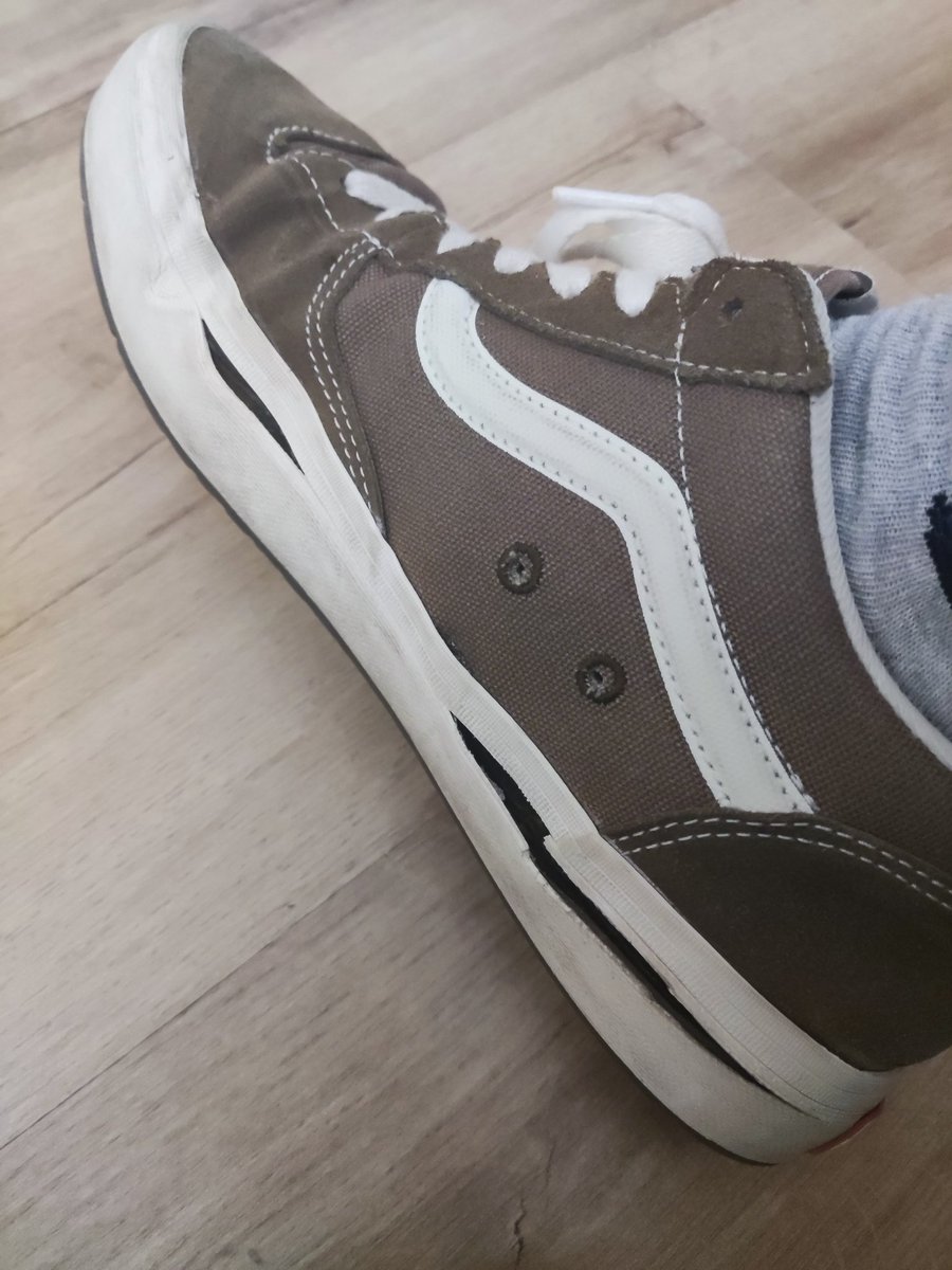 Jose_Chinasky's tweet photo. @VANS_Europe I have used the Low Lizzie no more than 10 times. Not fair. I don't understand anything, It has never happened to me with other Vans. 
Sad and disappointed... https://t.co/VIPJQcYy5p