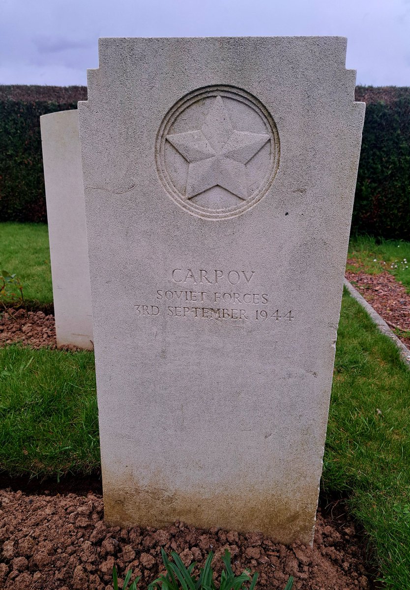 Lartesien's tweet photo. Je découvre cette tombe étonnante
du soldat #Carpov (prénom non indiqué) dans le cimetière militaire britannique #2GM de #Givenchy (Pas-de-Calais), parmi une vingtaine de tombes de soldats britanniques tués lors de la retraite vers #Dunkerque en 1940. @russeurope https://t.co/nyyMfqEMEx