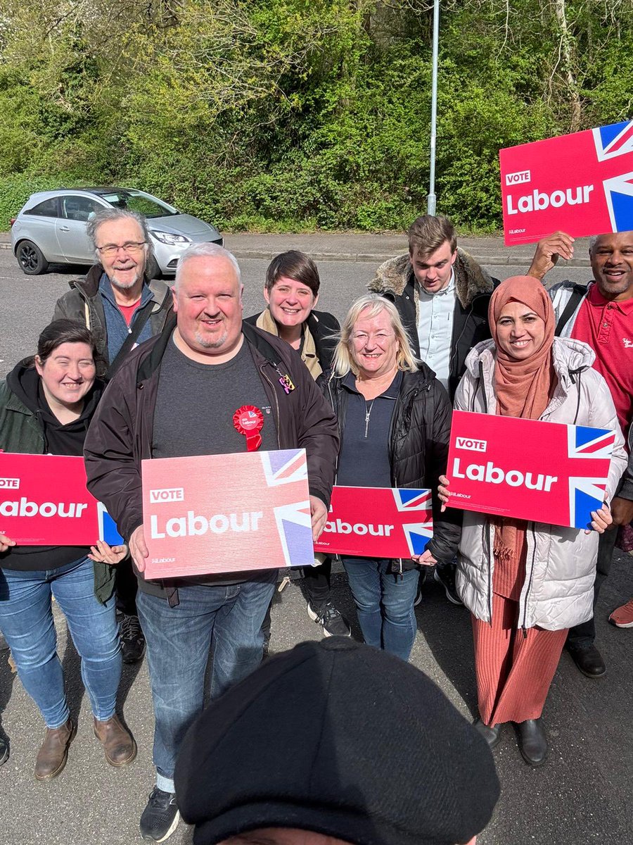 Another busy but brilliant weekend talking to hundreds of voters across Reading West and Mid Berkshire. Here’s a pic from today’s campaign session with the excellent @Keeping4KW in Kentwood (also featuring @LengMicky’s hat 🎩)