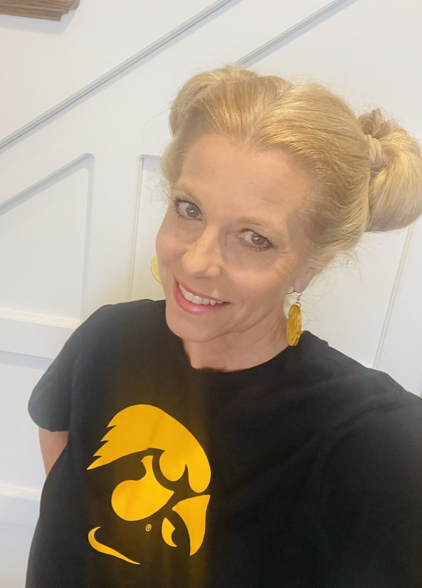 Go Hawks! This Hawkeye alum is trying the Stuelke “power puffs” look to support our girls!  🖤💛🏀🔥 @uiowa @UIAdvancement @IowaWBB