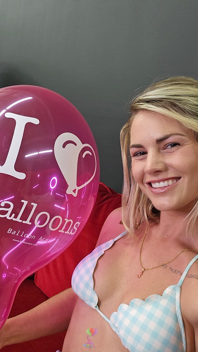 LoonerLanding2's tweet image. Madi with a beautiful balloon from @balloon_ace  #looner #balloonfetish @customfetish