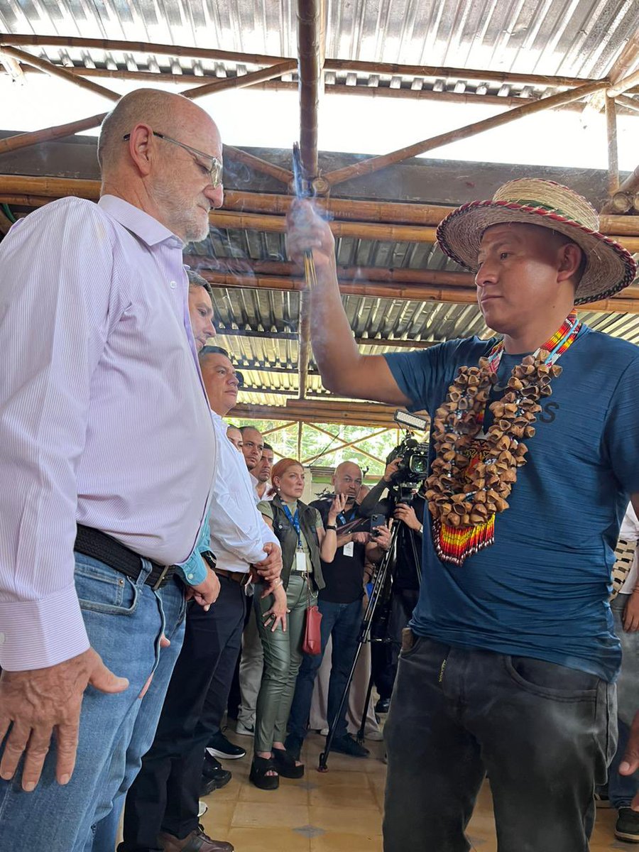 canaltelecafe's tweet photo. #EjeCafetero 💚🙌🏼 Ministro TIC, Mauricio Lizcano entregó computadores al resguardo indígena de San Lorenzo en Riosucio, Caldas.🥳  @MauricioLizcano @Ministerio_TIC #CanalTelecafé #EjeCafetero https://t.co/8PCUB6Muvc