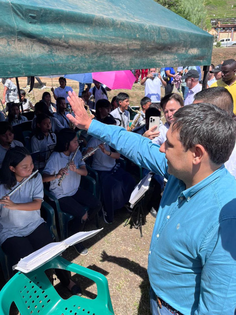 canaltelecafe's tweet photo. #EjeCafetero 💚🙌🏼 Ministro TIC, Mauricio Lizcano entregó computadores al resguardo indígena de San Lorenzo en Riosucio, Caldas.🥳  @MauricioLizcano @Ministerio_TIC #CanalTelecafé #EjeCafetero https://t.co/8PCUB6Muvc