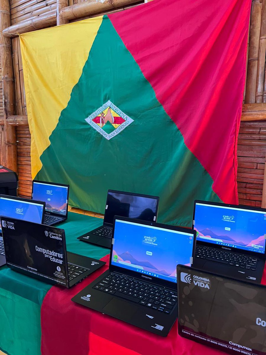 canaltelecafe's tweet photo. #EjeCafetero 💚🙌🏼 Ministro TIC, Mauricio Lizcano entregó computadores al resguardo indígena de San Lorenzo en Riosucio, Caldas.🥳  @MauricioLizcano @Ministerio_TIC #CanalTelecafé #EjeCafetero https://t.co/8PCUB6Muvc