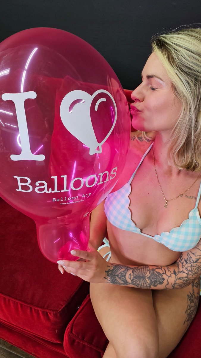 LoonerLanding2's tweet image. Madi with a beautiful balloon from @balloon_ace  #looner #balloonfetish @customfetish