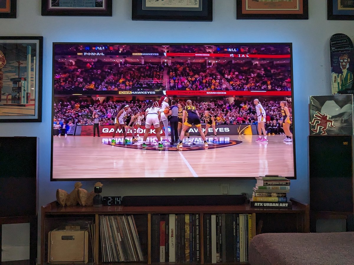 oldfatslow's tweet image. If you are a serious sports fan and you aren't watching the ladies National Championship, your sports fandom is suspect but your patriarchy is not. Let's go ladies! #ESPNonABC #Iowa #SouthCarolina #WomensFinalFour