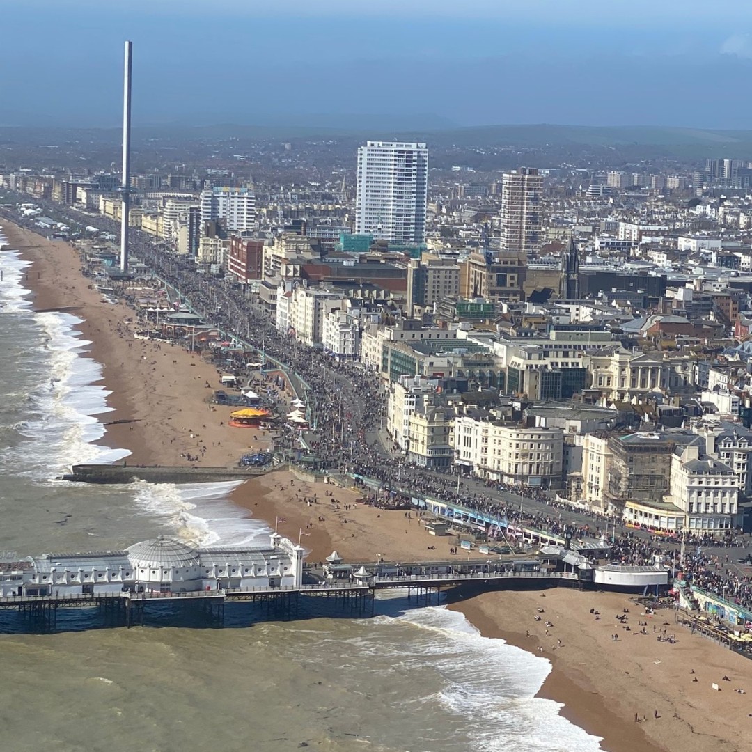 Mascot Skye and the team had a great time cheering on our @LLHalf runners while our crew had an aerial view of @BrightonMarathn! If you'd like to be in on the action next year, you can register your interest! Brighton: aakss.org.uk/events/brighto… London: aakss.org.uk/events/london-…