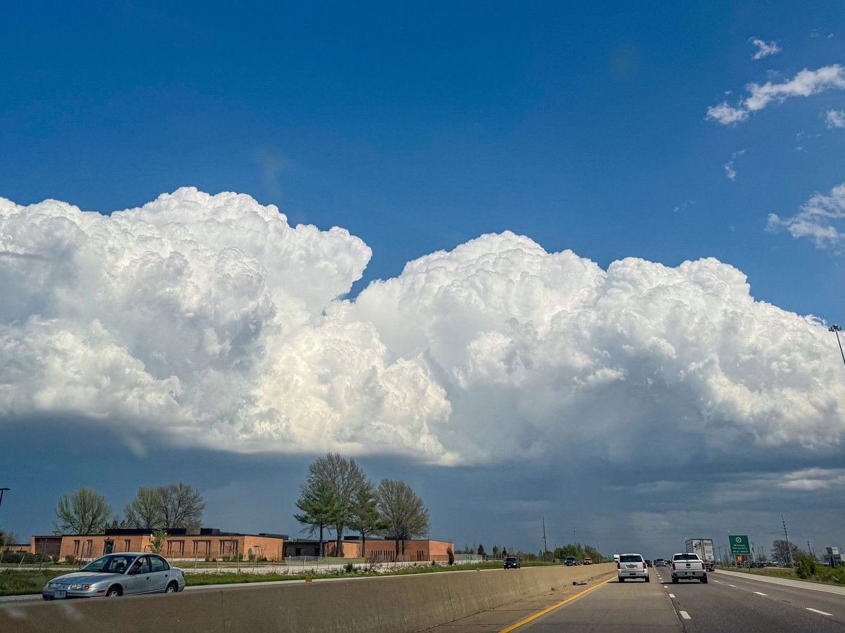Lovely looking storm NW of St Louis, #Missouri …. #mowx 💪