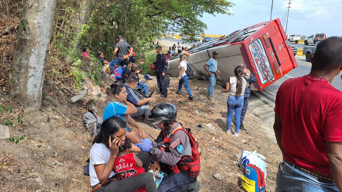 JoanCamargo_'s tweet photo. #Sucesos Una unidad de transporte público, que cubre la ruta Nvo Circo - Cúa, se volcó la mañana de este domingo #7Abr en la Autopista Regional del Centro (sentido Maracay) más adelante del túnel de Los Ocumitos. https://t.co/WoMgBH4env