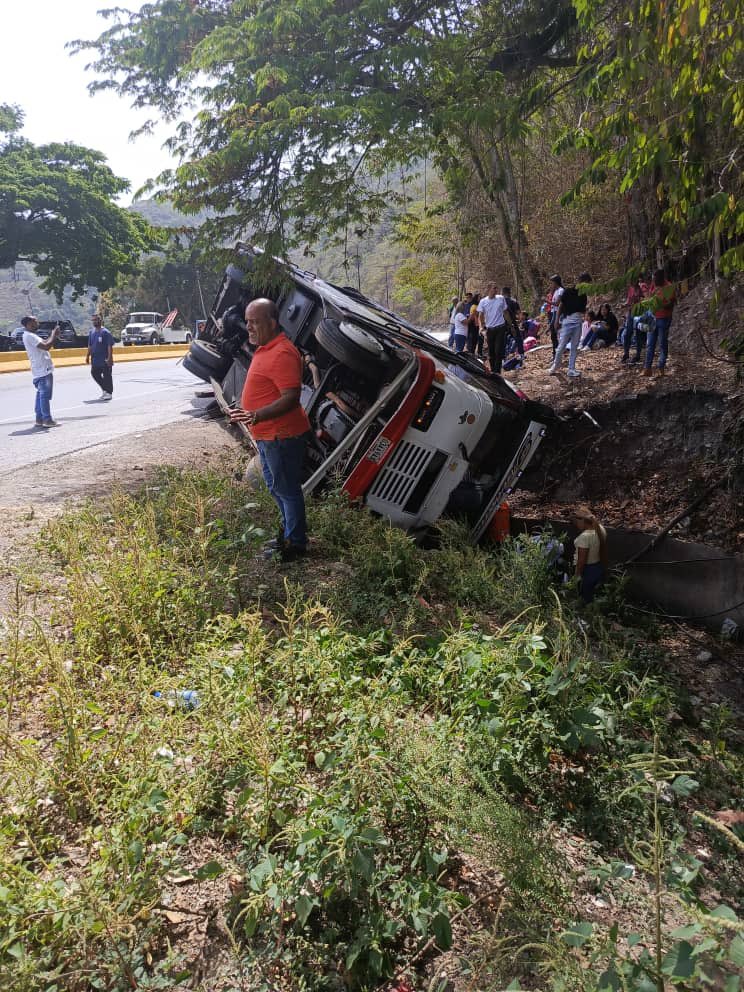 JoanCamargo_'s tweet photo. #Sucesos Una unidad de transporte público, que cubre la ruta Nvo Circo - Cúa, se volcó la mañana de este domingo #7Abr en la Autopista Regional del Centro (sentido Maracay) más adelante del túnel de Los Ocumitos. https://t.co/WoMgBH4env