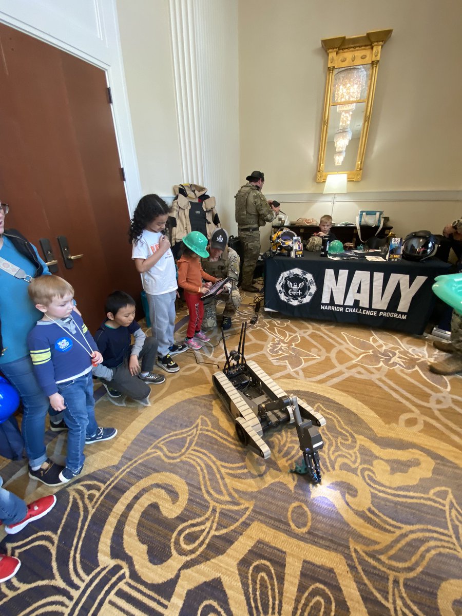 Navy Diver/EOD proudly show off their Robot to kids/parents at STEM Day of Sea Air Space. Robots save lives & besides, they’re cool! Navy just stood up the first Robotics rating to facilitate the human-machine interface in the future of warfare. @CMS_Washington @NavyLeagueUS