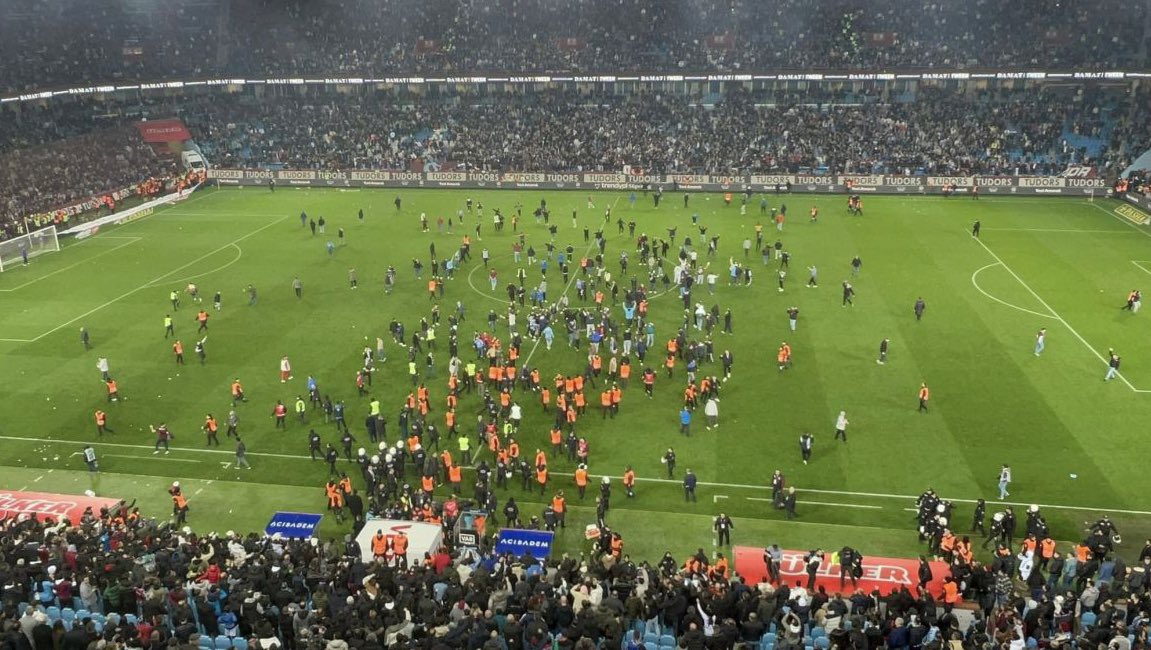 Drama in Turkey 🇹🇷 as Fenerbahçe fielded their U19s for the Super Cup final today vs bitter rivals Galatasaray, conceded a goal after 50 seconds before walking off the pitch. This is in protest to the fan violence after they edged Trabzonspor 3-2 in a tense game on March 17.