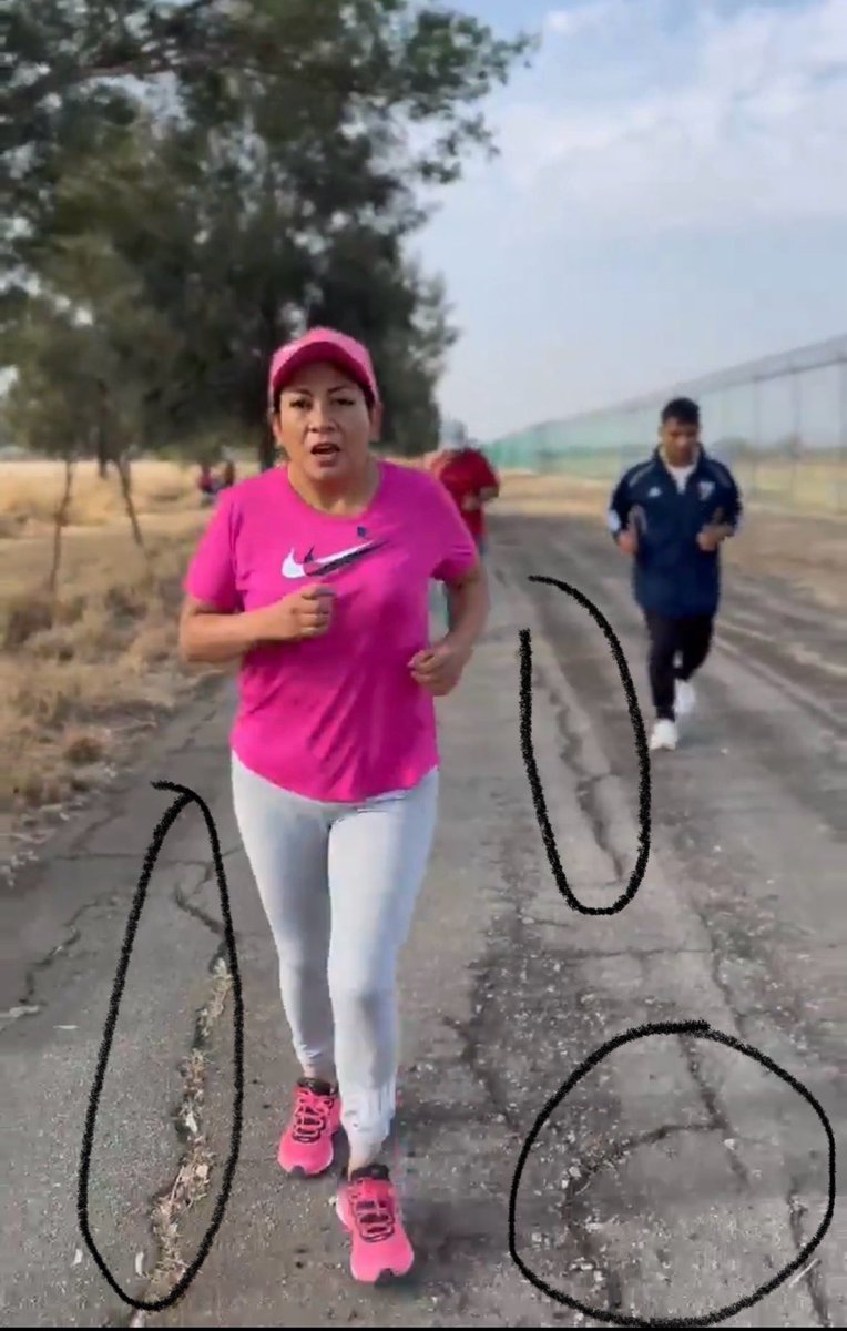 MLS_censura's tweet photo. Aprovechando que a los morenistas les nació el amor por el deporte, viendo el video que difunde @Nancy_Benitez_ hacemos un llamado a @salomonj para que  arregle las pista del parque el #Tequio que están de pena. Esperemos que no se haga guaje como los del pasado❗️@VitoArturo https://t.co/PlRf58ptnZ