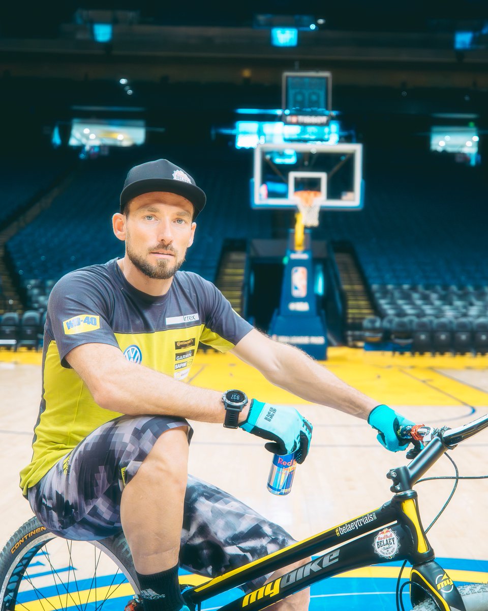 JLRoyal42's tweet image. Oracle Arena memories w/ Kenny Belaey @redbull 

Good times 

#OracleArena #RedBull #Warriors
