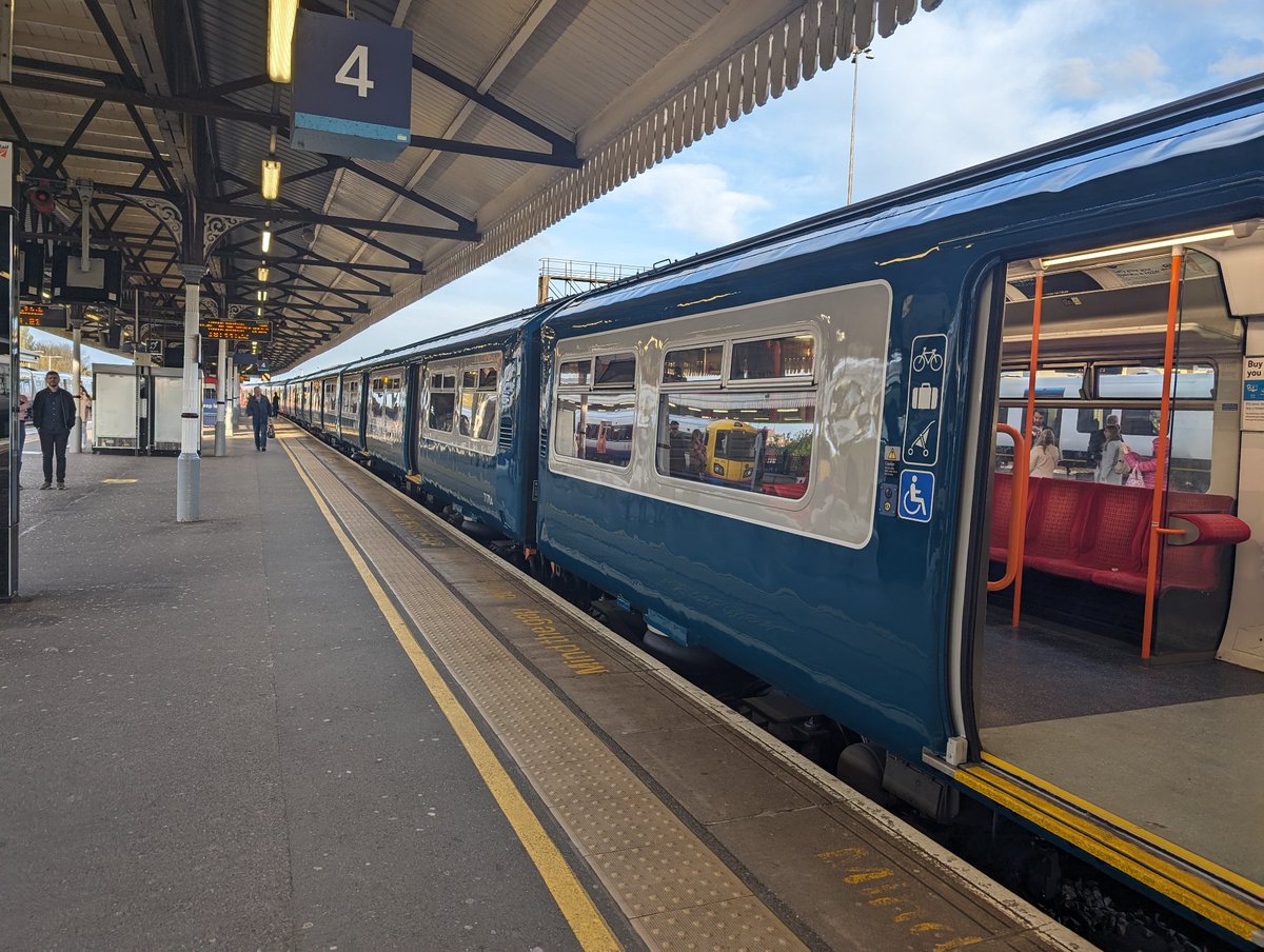 @Coastway_Will 🫡
At least I got some pics of the new big blue today :) Just so happened to be my wagon from Richmond to Clapham Junction