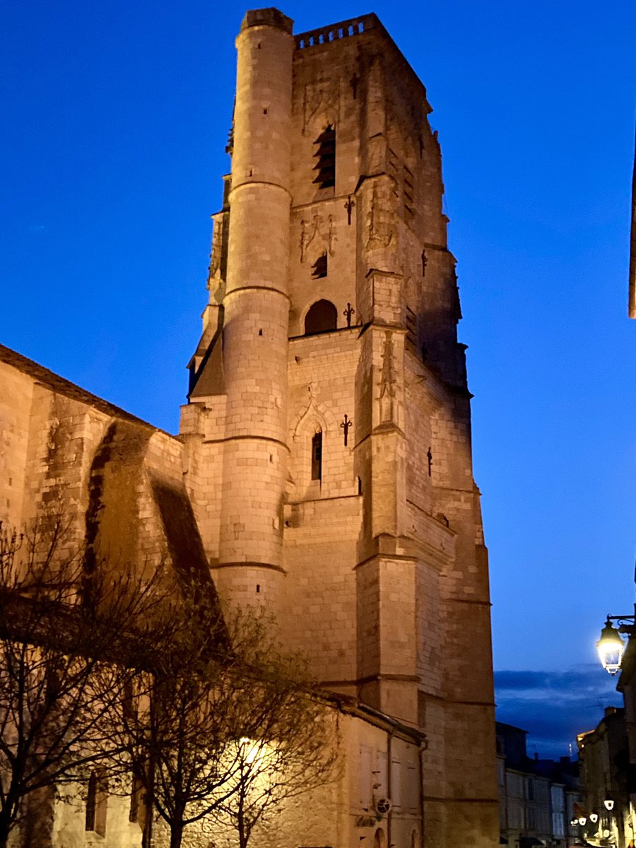 Le #Gers. Ciel bleu au couchant… mais la tête dans les nuages. Bonne soirée ! 🩵🩵🩵 [#Lectoure] #Occitanie