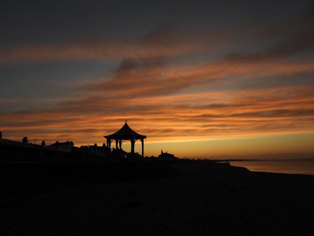 Check out this stunning sunset over Sheerness on the Isle of Sheppey 🌅 The orange and yellow hues are absolutely breathtaking! #sunset #Sheerness #IsleofSheppey #LoveUKWeather #beautifulview #Photography #uk