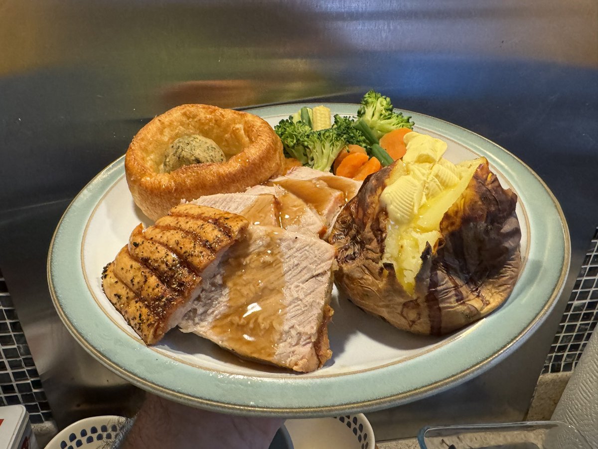 💙🏥👨‍⚕️A busy clinical weekend (nights post holiday soon brings you back to reality) but after a few hours sleep managed to cook a fab roast pork dinner 🐖🍽️ #NomNomNom #MandSLife