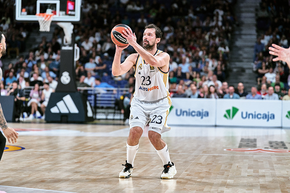 950 - @23Llull 🇪🇸 ha alcanzado los 950 en la #LigaEndesa, una cifra en la que solo han llegado a lo largo de la historia Alberto Herreros (1.233) y Juan Carlos Navarro (1.179). Francotirador.