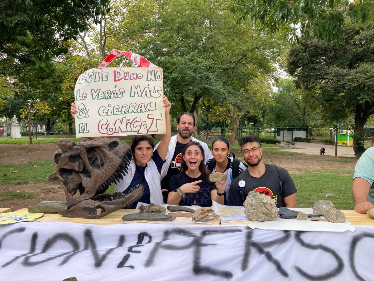 Actitud #Paleo, ayer en el Parque Centenario.
#CienciaxArgentina ✊🏽
#ElijoCrecer