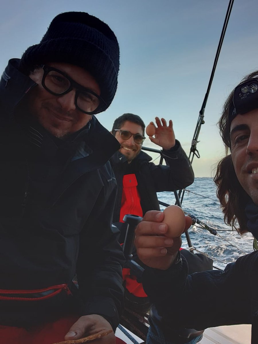 UltimSailing's tweet photo. Que des sourires à l'aube de la première nuit en mer sur la #Niji40 ! 
Au programme, une descente en zigzag dans le Golfe de Gascogne vers le waypoint @Niji_Digital  https://t.co/30HMiA61Ld https://t.co/JUqaERrkYo