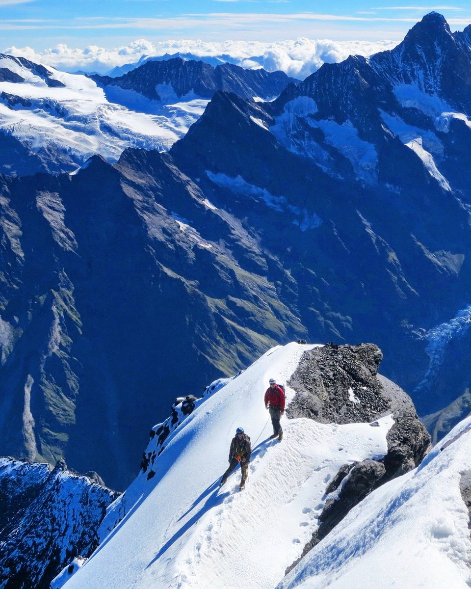 Eiger Traverse 🏔️🎒❄️⛏️😎🇨🇭 Climbers high on the Mittellegi ridge, close to reaching the summit of the Eiger, before making the full traverse by descending the long South ridge. An epic Alpine summit day. Are you up to the challenge? 〽️ icicle-mountaineering.ltd.uk/eiger.html #eiger #climbing