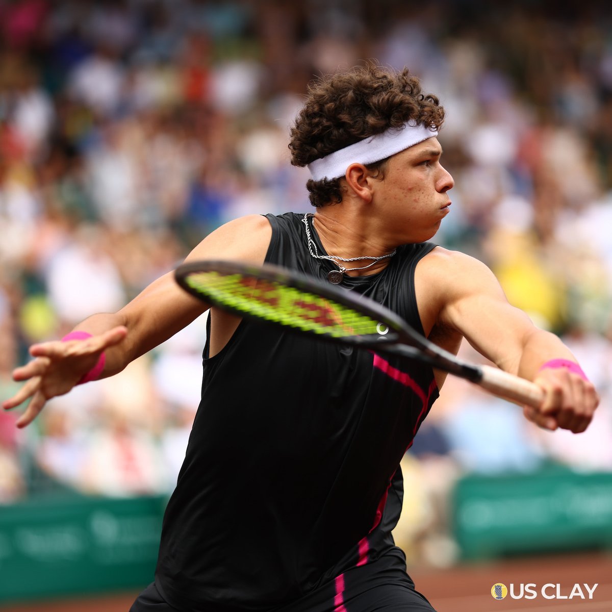 Shelton with the first set 7-5! #USClay | @benshelton