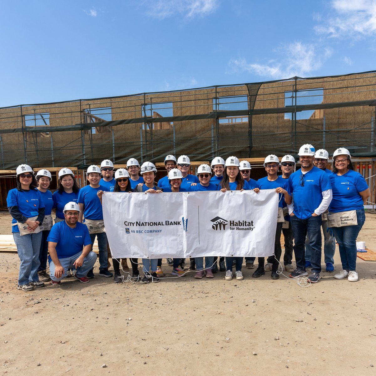 Long-time supporter @CityNational joined us in making a difference and giving back to the #LAcommunity!🛠️🏘️ With the help of #CityNationalBank & thousands of #volunteers these 8 townhomes we're building will be able to home 8 low-income homebuyers! 🙌💙 #NationalVolunteerMonth