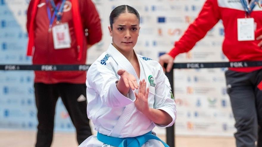 🥋 ¡Enhorabuena a la karateca almendralejense Paola García! A sus 18 años, se ha convertido hoy en la karateca más joven de la historia del país que ha logrado por segundo año consecutivo el título de campeona absoluta de España de kata.