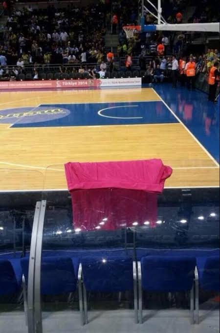 10 sene önce Galatasaray basketbol finaline çıkmadığında benche pembe etek koyan, cinsiyetçilik yapan tiplersiniz... Haddinize mi sizin Galatasaray'a laf söylemek! Git önce 117 yıllık kulübü elinde oyuncak yapan başkanından hesap sor...