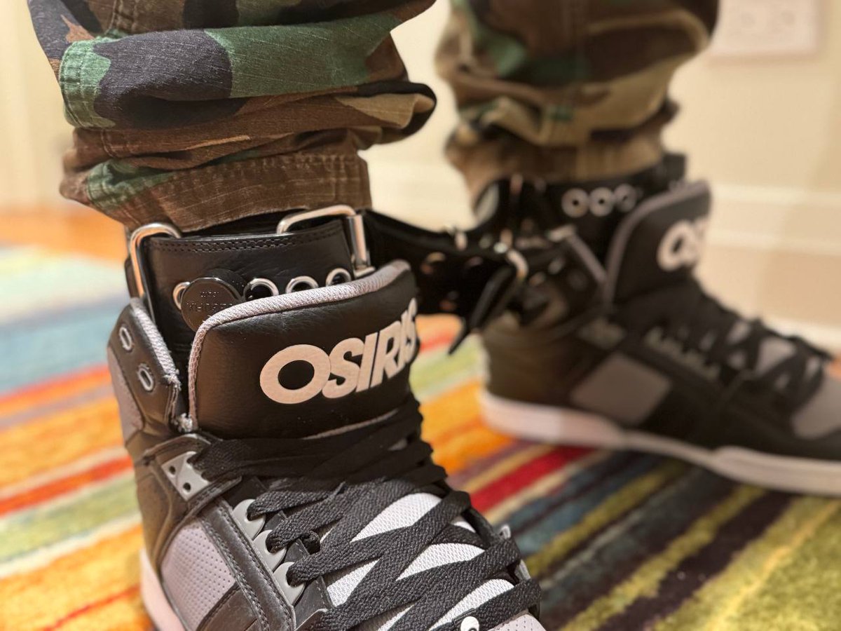 Skate shoes 🤝 chonky restraints

📸 <a href="/chicagogear/">chicagogear</a>