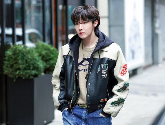 AboutMusicYT's tweet photo. J-Hope's 'Hope On the Street, Vol. 1' debuts at #5 on Billboard 200 with 50K units sold. https://t.co/BvkWhxW6LR