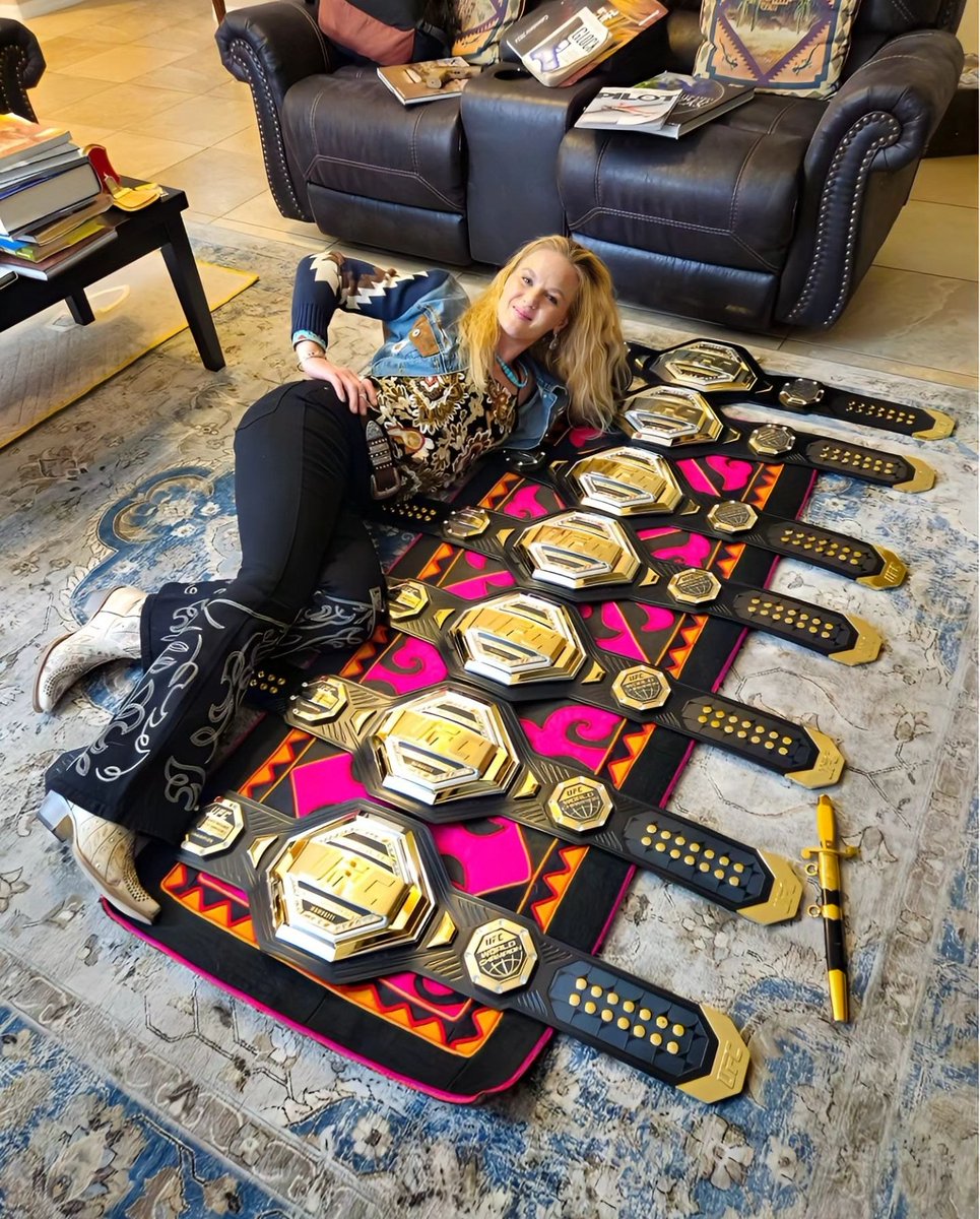 jasoneg33's tweet photo. Always thought it was cool when fighters show off their belts from all their title defenses. Here's Valentina showing off hers like a badass🔥 https://t.co/HDaNbIwVOy