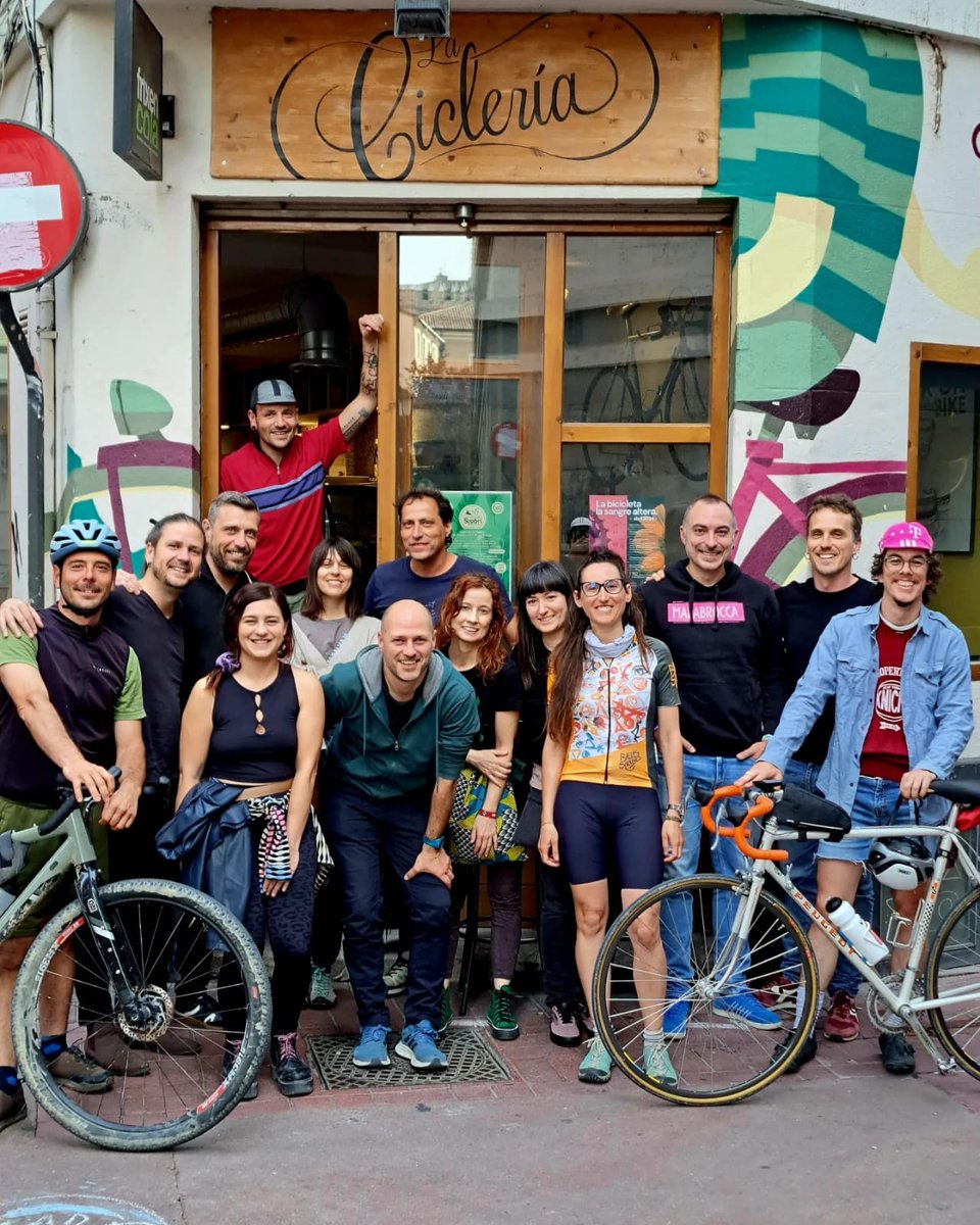 ¡Preciosa jornada la de hoy! Repleta de cultura ciclista y gente bonita.

Gracias a Rafa Blanca y a los hermanos Naya por sus historias, a <a href="/LaCicleria/">La Ciclería</a> por ser casa, a <a href="/BielasSalvajes/">Bielas Salvajes</a>, <a href="/PedaleaZaragoza/">Colectivo Pedalea</a> y Ciclofactoría.

¡Por una primavera muy ciclista!
🚲🚲🚲🚲🚲