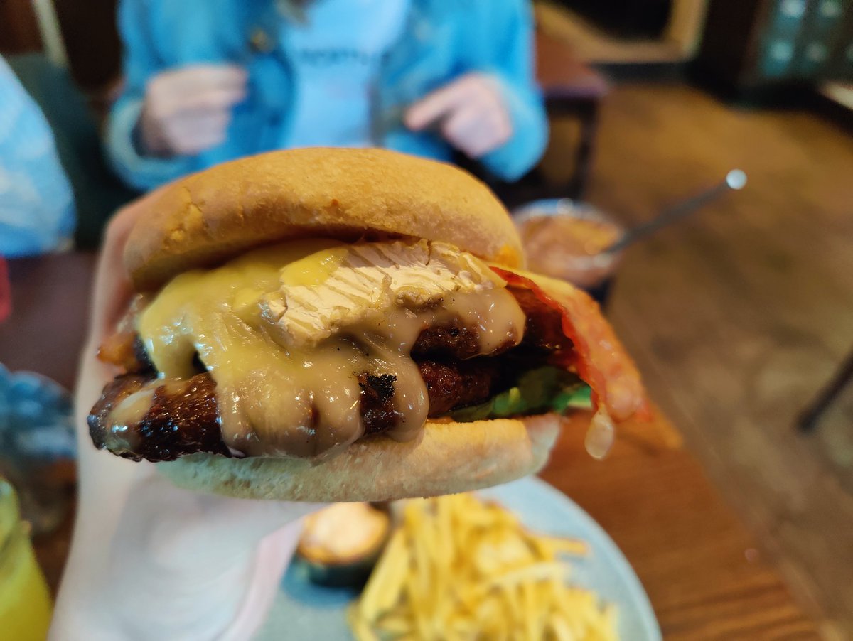 TheBeanBandit16's tweet image. Camembert burger #explode when take bite 🤯